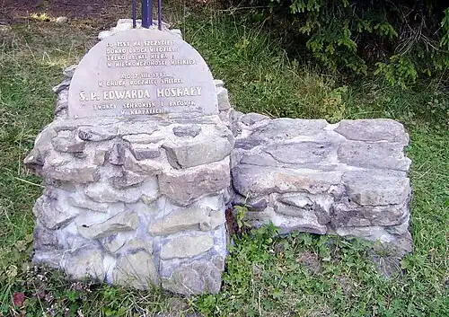 Tablica poświęcona Edwardowi Moskale, znajdująca się w pobliżu schroniska na Turbaczu w Gorcach