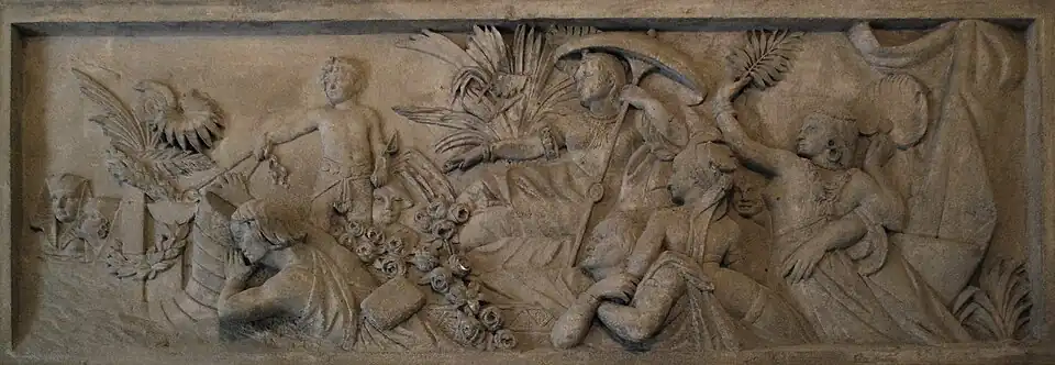 Kleopatra płynąca NilemPłaskorzeźba znajdująca się w sieni od ul. Smoleńsk