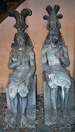 Rzeźby znajdujące się kiedyś pomiędzy oknami pierwszego piętra, nad wejściem od strony dzisiejszej ul. Retoryka