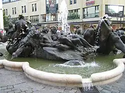 Zakochana para w „gondoli”-łabędziu