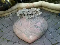 Serce z wykutym poematem