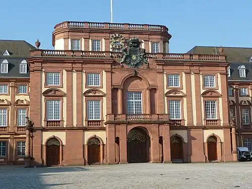 Główne wejście z kartuszem herbowym