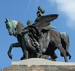 Konny posąg widziany z lewej strony