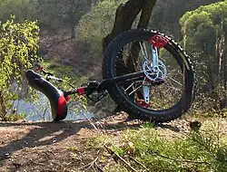 Monocykl górski z hydraulicznym hamulcem tarczowym (standardu External Disk Brake) i korbami z podwójnymi otworami na pedały