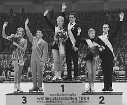 Mistrzostwa świata w łyżwiarstwie figurowym, Dortmund 1964; od lewej: Debbi Wilkes i Guy Revell z Kanady (brązowy medal), Marika Kilius i&nbsp;Hans-Jürgen Bäumler z Niemiec Zachodnich (złoty medal) oraz Ludmiła Biełousowa i Oleg Protopopow ze Związku Radzieckiego (srebrny medal), 29&nbsp;lutego 1964 (fot. Harry Pot)