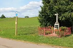 Krzyż przydrożny i przystanek