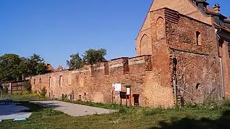 Fragment muru i wieży przedzamcza