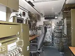 Wnętrze jednego z kontenerów