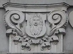 Jeden z herbów miejskich na we fryzie gmachu (Mysłowice)