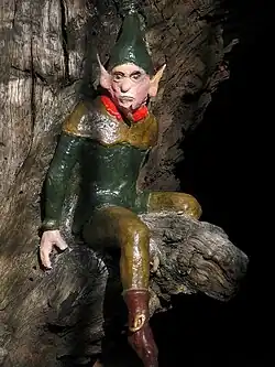 Zbliżenie na jedną z figur na pniu.