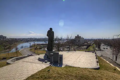 Widok z ambasadą USA