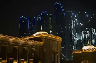 Hotel Emirates Palace na tle Etihad Towers w nocy