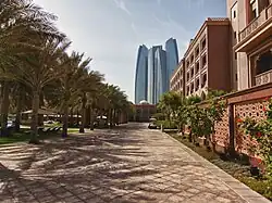 Hotel Emirates Palace na tle Etihad Towers