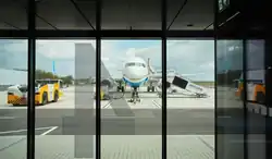 Boeing 737-800 linii Enter Air na płycie lotniska w Radomiu