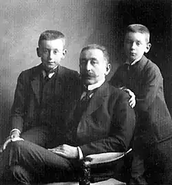 Jerzy z synami Stanisławem i Józefem (przed 1917)