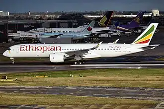 Airbus A350-900 należący do Ethiopian Airlines na płycie Portu lotniczego Londyn-Heathrow