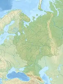 Mapa konturowa europejskiej części Rosji, po lewej znajduje się owalna plamka nieco zaostrzona i wystająca na lewo w swoim dolnym rogu z opisem „Pejpus”