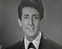 Guy Mardel w trakcie prezentacji „N’avoue jamais” podczas 10. Konkursu Piosenki Eurowizji w 1965 roku