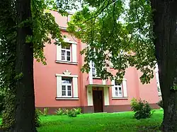 Dom parafialny – widok od strony kościoła