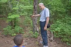 Dziadek z wnukiem na wycieczce w lesie