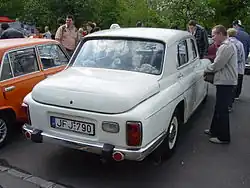 Tył zmodernizowanego nadwozia sedan Warszawy