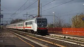 Intercity operuje na głównych liniach Trenitalii. Zatrzymuje się głównie w dużych miastach.