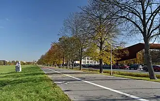 Aleja widziana z Błoń. Od prawej Hala Cracovia, dalej bursa