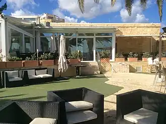 Platforma artyleryjska mieści dziś taras restauracji.