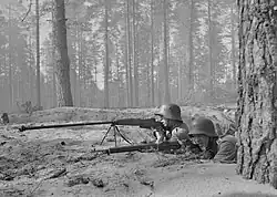 Żołnierze fińscy w Stahlhelmach: niemieckim M1916 oraz węgierskim M38