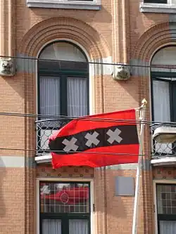 Flaga Amsterdamu na wietrze