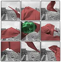 Zestaw 9 Zdjęć czarno białych w formacie kwadratu w powtarzającym się kadrze, przedstawiających łopoczącą kolorowaną na czerwono flagę na tle Placu Teatralnego w Warszawie w ujęciu z góry. Na zdjęciu środkowym 5, twarz autora kolorowana na zielono, patrząca w obiektyw na tle łopoczącej  kolorowanej na czerwono flagi na tle Placu Teatralnego. Data wykonania zdjęć 30.04.1980 rok.