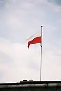 Flaga Polski na Belwederze w Warszawie.