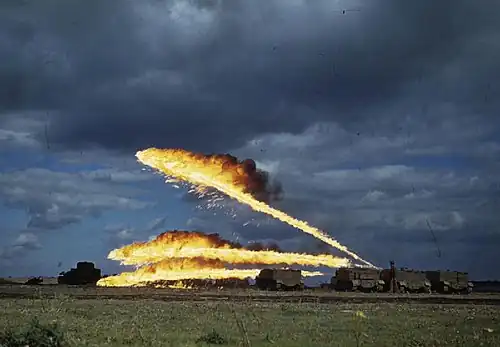 Miotacze ognia Wasp podczas ćwiczeń, 1944 r.