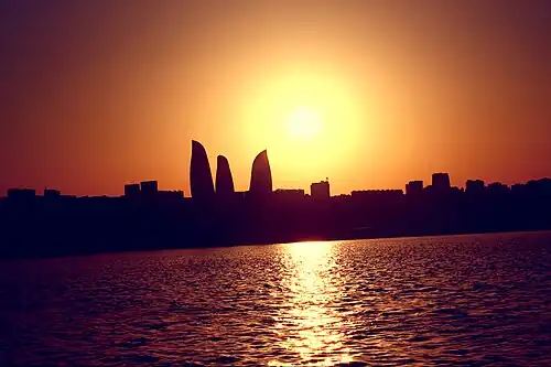 na tle zachodzącego słońca