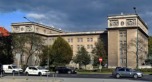 Kraków, al. Mickiewicza 3Budynek dawnego Seminarium Śląskiego, rzeźby ewangelistów projektu Dunikowskiego (1926)