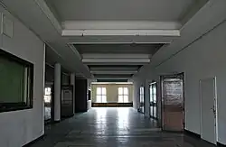 Korytarz na piętrze, po prawej wejście na małą salę, po lewej na balkon dużej sali.