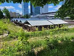 Elementy rozebranego pawilonu składowane przy Domu Słowa Polskiego przy ul. Towarowej w Warszawie