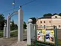 Brama przed dawną synagogą w Bołszowcach, obecnie Domem Kultury, przed remontem (lipiec 2019)