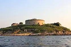 Fort Mamula widziany z łodzi