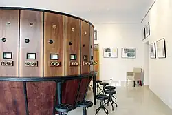 Urządzenie stoi w pomieszczeniu w Centrum Informacji Kulturalnej