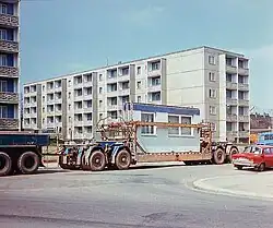 Transport wielkich płyt na budowę bloków mieszkalnych w latach siedemdziesiątych w NRD.