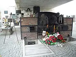 Piece krematoryjne na terenie Memoriału Gusen. Na lewo od pieców znajduje się kamienny stół, który służył głównie do wyrywania złotych zębów ofiarom po ich śmierci.