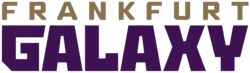 Nazwa klubu zapisana w dwóch linijkach. Górna linia to jasnobrązowy napis „FRANKFURT”. W dolnej, ok. trzy razy większymi, fioletowymi literami napis „GALAXY”.
