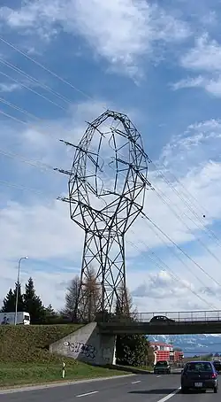 Nietypowy słup linii wysokiego napięcia w Szwajcarii