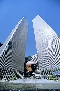 The Sphere na WTC Plaza, w tle bliźniacze wieże