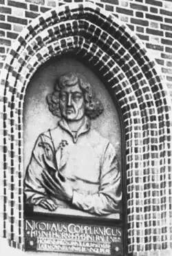 Tarcza portretowa na pomniku