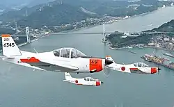 Formacja samolotów Fuji T-5 w locie