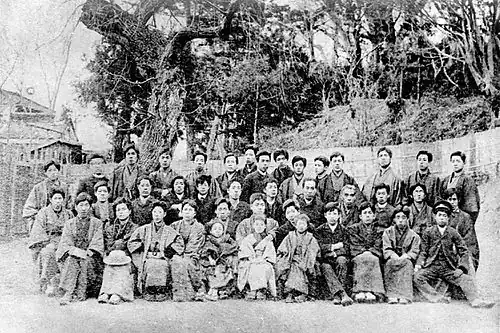 Yukichi Fukuzawa (w drugim rzędzie, piąty od prawej) i studenci Keiō Gijuku (1887)