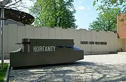 Replika samochodu pancernego „Korfanty” przed Muzeum Czynu Powstańczego w Górze Świętej Anny