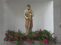 Figurka we wnęce w murze ogrodzenia